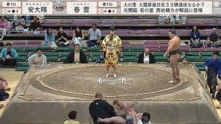 土俵下の親方が「二重被弾」の珍事 もぞもぞ…力士の可愛らしい動きに親方も思わずほっこり笑顔