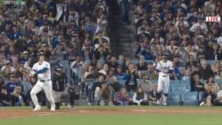 大谷翔平の衝撃52号アーチに同僚ベッツも“ドン引き”…カメラが捉えたまさかの表情にファン爆笑「固まってるやん」