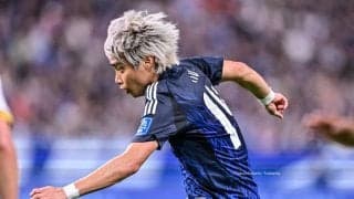 「こっち見てる！」「カッコよくて息止まる」伊東純也の写真集のような“片膝立てショット”に反響！「ポージング完璧100点」「写真集の1ページですか？」の声