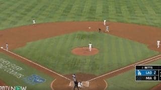 何が起きた？ 大谷翔平が「見えてない？」 相手捕手が“無警戒”… あっという間の“こっそり盗塁”に球場騒然