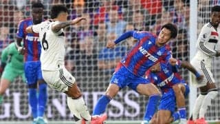 「両足でいく必要ない」　鎌田大地を危険に晒したユナイテッドDFのタックルを識者バッサリ！　パレス指揮官も「足が折れていたかも」