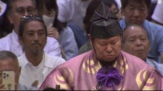 「相撲に取り憑かれたように生きてきた」定年退職の立行司\"最後の姿\"に惜しみない拍手 花道で渡されたサプライズプレゼントに涙するファンも「これは泣く」