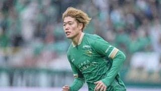 「奥さん可愛過ぎるだろ」「美人過ぎる」J1東京Vの試合会場でのFW染野唯月の妻＆子どもとの「家族ショット」に視線集中！ 通算100試合出場の祝福でスタジアム来場