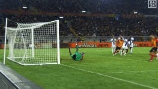 鈴木彩艶、不運すぎる失点に唖然…強烈シュートが変化して「GKにはノーチャンス」になった瞬間「可哀想」「止められねえ」