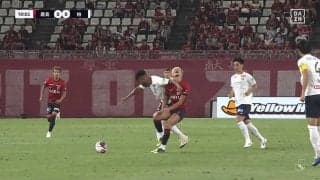 「カードが出てもおかしくない」鈴木優磨の喉に強烈エルボー直撃の衝撃シーン！吹っ飛ばされて転倒悶絶も即復帰の強靭フィジカルに「どんな身体してんだ」「不死身か」