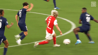 伊東純也が“光速”の域！パリSG守備陣もお手上げ…キレッキレ突破でファウル誘発の瞬間「プレミアリーグでも通用する」「無双だ」