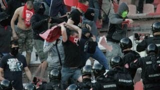 今回も荒れまくったベオグラードダービー…パルチザンが宿敵レッドスターに0-4惨敗でサポ大暴れ、指揮官はガラス破片で顔面負傷