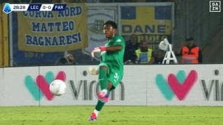 エデルソンかよ！ 鈴木彩艶が“ノールックパス”で敵プレスを無力化した瞬間「和製ノイアー」「素晴らしいな」