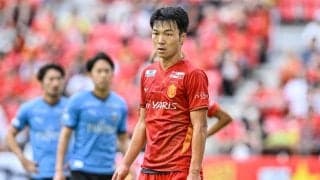 「このアングルから見ると余計に凄さがわかる笑」J1名古屋の27歳MFの「超絶ダイレクト浮き球パス」をJ公式が英語で世界に発信！「うますぎる!!!!」「やば過ぎないかこれ」の声