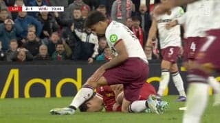 「体がくの字になったぞ」遠藤航、脇腹に超強烈タックルを受けて転倒悶絶「大丈夫か」屈強DFの全速力カウンターを阻止した衝撃の瞬間