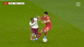 ここで止めるか！デュエル王 遠藤航、一発で相手を吹き飛ばすハードタックル炸裂　「潰しが効いてるわ」右足一本、高速刈り取りの瞬間