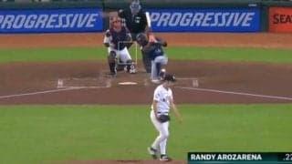 菊池雄星、シーズン“200奪三振”達成の瞬間　“腕組み男”が空振り&崩壊… 落ちまくる“魔球”が「エグすぎ」