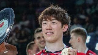 石川祐希を同僚がハグ「ペルージャへようこそ！」 今季最初のタイトル＆MVP獲得