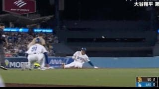 ウソだろ？ 走るのかよ！ 大谷翔平に「笑ってるやん」 名手の一瞬の隙を突く… 強肩レーザーが抑止できない“爆速走塁”に球場騒然