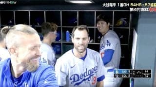 大谷翔平の偉業にチームメイトもニコニコ 「史上最高の選手の全盛期を見れる幸せ」確信54号→ベンチで和気あいあいシーンにファンも注目