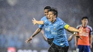 「ついにフロサポの美女代表達が会ってる」NHK朝ドラ女優と人気芸人のタレント彼女とのJ1川崎の試合観戦「ユニフォーム2ショット」公開！「めちゃくちゃかわいい」と好評の一枚