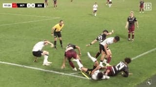 バキッ！ コーナーフラッグが折れる珍事発生！「木っ端微塵に…」「初めて見たw」神戸vs浦和の激しすぎる球際デュエルが大反響