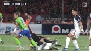 嘘だろ？柴崎岳が主審に全力スライディングした衝撃の瞬間「カードが出なくてよかった」まさかの珍事にファン「大丈夫か」「そんなことある？」