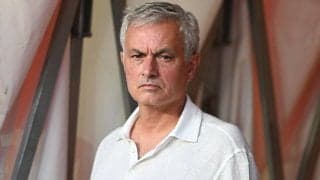 モウリーニョ監督が斬新な形でノーオフサイドをアピール…カメラの前にPC設置しイエローカード受ける