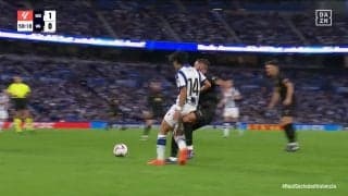 卑劣！「何するんや！」久保建英、背後からの強烈な腿裏タックルに倒れ込んで悶絶...「モモカンくらったか」「これはかなり痛いやつ」