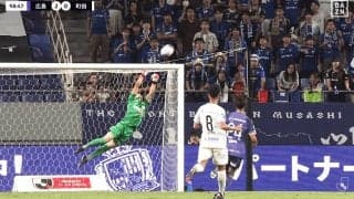 「令和版・大迫ハンパない！」意味不明ミラクルセーブが話題「なぜ触れる？」「異次元だわ」広島守護神が予測不能シュートを海老反りブロックした瞬間