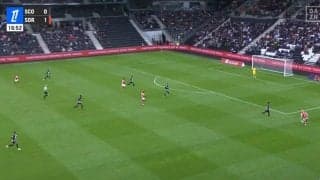 まじかよ！伊東純也、ジャンプしながら足元ピタリ「簡単に止めるよな」ビタ止め“神トラップ”から稲妻ドリブル炸裂の瞬間