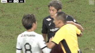 一体なにが…？ 大迫勇也が激昂！“鬼の形相”で浦和MFに詰め寄った瞬間「小泉なんか言ったか？」「珍しくエキサイトしてる」