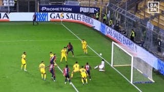 「まるでクルトワ！」鈴木彩艶の“超反応セーブ”を現地メディアが絶賛！ 至近距離ヘディングショットを右足一本で止めた瞬間