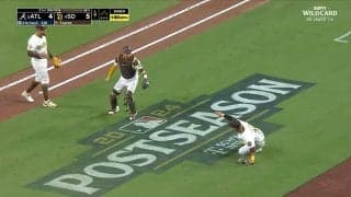 パドレス、歓喜の瞬間が実は“一瞬遅れて”いた！ 「どっちが捕るんだ！」ド軍と対戦決定もゲームセットは「ヒヤリ」珍事