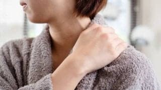 五十肩になってしまう原因の動作は毎日の○○？！