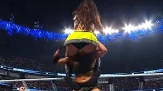 美人レスラーが悲痛な絶叫！ ゴミ箱にぶち込まれ“生ゴミ”まみれ… 「クソやばい！！」観客熱狂