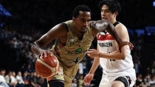 琉球ゴールデンキングスが三遠にリベンジ…第4Qにヴィック・ローが躍動して熱戦制す