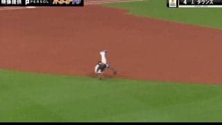 球場騒然！“メジャー仕込み”の超絶美技… ソフトバンク・ダウンズの“神反応キャッチ”が話題