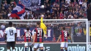 「よく触った！」鈴木彩艶、危機一髪のピンチを救う神セーブ！枠内に向かう強烈弾丸ミドルをハイジャンプ＆右手一本で弾き出した瞬間