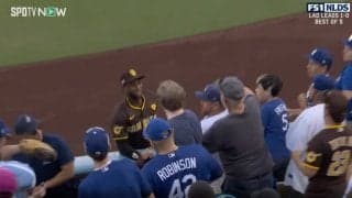 挑発行為！？ ブチギレた観客と“あわや一触即発”… パドレス外野手が物議を醸す“問題行為”「ヤバすぎ」「煽りまくり」