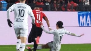 南野拓実がイライラ…？“足刈りハードタックル”で今季初イエローカードを食らった瞬間「フラストレーションもありますし…」