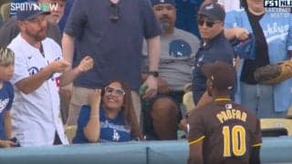 何が起きた？ 球場全員が騙される“アクシデント”　ホームランをキャッチ→観客を煽る… パドレス外野手の問題プレーに「そりゃキレる」