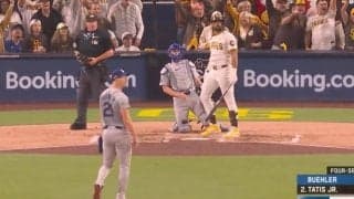 どこ投げてんだよ！ ド軍を崖っぷちに落とす… “お祭り男”タティスJr.の“確信歩き”豪快弾が「カッコ良すぎ」「無慈悲すぎる」