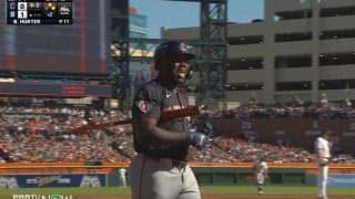 何が起きた？ 豪快な空振り→“規格外のハプニング”「スゴいな」 突然ベンチへ… ガーディアンズの“ロマン砲”に球場騒然