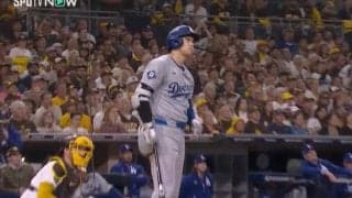 大谷翔平に何が起きた…？ 豪快スイング後に“異変”「いきなりどうした」フリーズ&謎の動き… 球場騒然