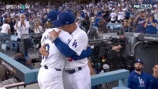 指揮官が熱いハグ、大谷翔平も…山本由伸、「人生最大の力投」でドジャースが燃えた！ 降板直後…ベンチで捉えた珠玉の瞬間