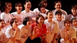 古賀紗理那が引退セレモニーに感謝「たくさんのファンの方が残って見てくださって」ラストサーブも打つ