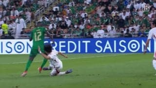 「めっちゃファウル」三笘薫のアフタータックルが“ノーファウル”でサウジDF激昂！元日本代表は「中東の笛なら鳴る」