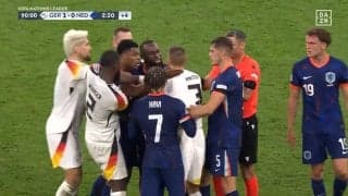 何してんだよ！両軍入り乱れて乱闘寸前→3人同時にイエローカード！「結構えぐい」体を狙った悪質スライディングに代表選手が激昂した瞬間