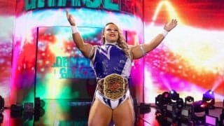 規格外の筋肉女子レスラー、キュートな笑顔と筋肉のギャップが衝撃的なオフショットを披露