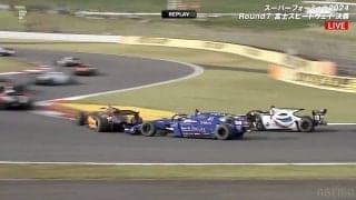 「マンマミーア！」元F1ドライバーも呆然 日本最速レースでいきなりクラッシュ…まさかの接触にファン驚愕「うしろから正面衝突」