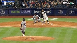 「どうしたんだ！」舞い上がったジャッジの打球…あり得ない先制シーンに実況が“絶叫” SNSは野手に注目「腰に何つけてるの？」