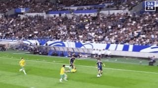 「妨害だ」三笘薫にオーストラリア・ファンが物言い！「ファウルだろ」「主審が見逃した」の声出るも“バスケ風ブロック”は正当だ