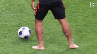 痛くないの？ 日本代表MFの“裸足ウォーミングアップ”が注目の的「ボールタッチすげえ」「いつも楽しそうに蹴ってる」「初めて観た」