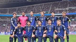 「1枚目はギャグなの？」日本代表ストライカーの凛々しい真顔ショットを“ギャグ”に変えた2選手のポジショニングが話題！「かっこいいしかわいい」「両サイドwithBすぎる」の声